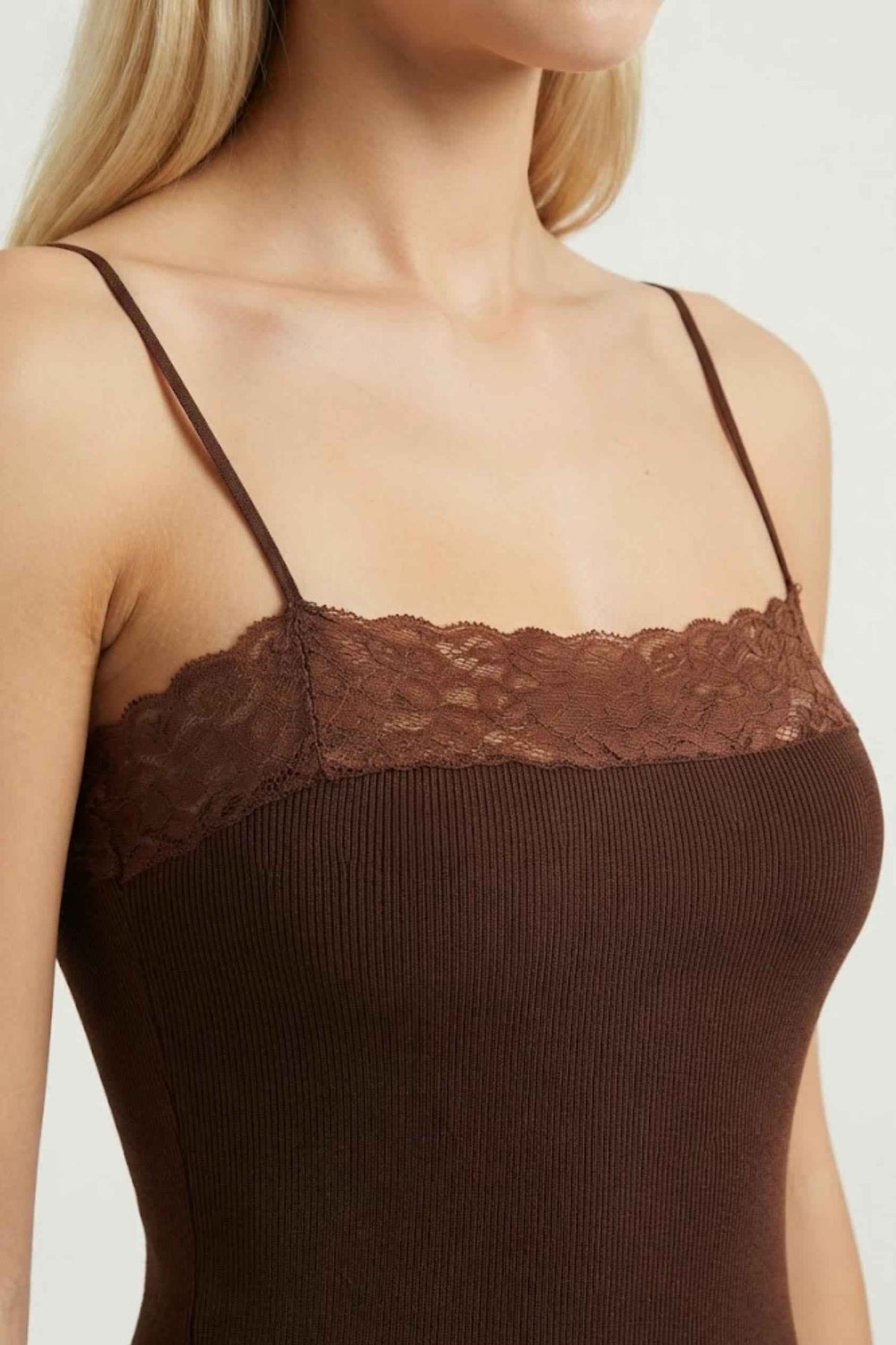 Dantel Detaylı Askılı Crop Bluz – Şık ve Zarif Yazlık Büstiyer